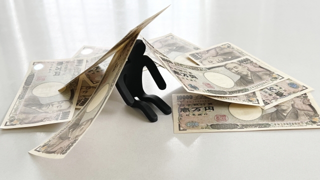 借金を背負う男。壱岐市で借金返済の無料相談ができます